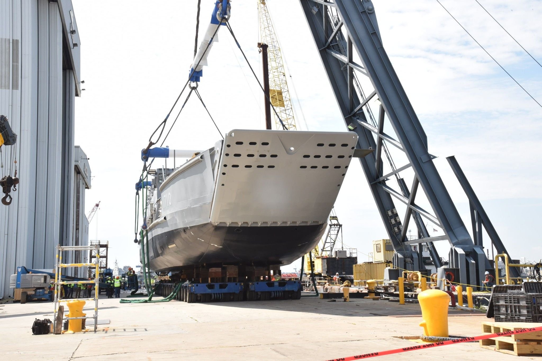 Marinha dos EUA lança navio gigante capaz de levar tanques e até 350 soldados