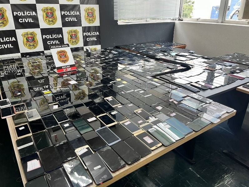 Governo de São Paulo notifica usuários de celulares roubados Pessoas que estão com celulares que possuem queixa de roubo registrada no Estado de São Paulo começaram a ser notificadas sobre a posse de um aparelho com restrição, conforme anunciou a Secretaria da Segurança Pública (SSP) na terça-feira (2). Os alertas fazem parte da nova fase do programa SP Mobile. policia-civil-apresenta-celulares-roubados