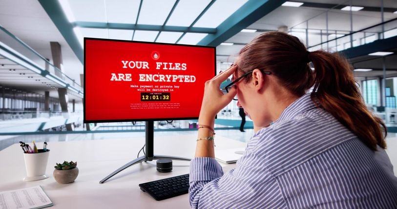 Ransomware: o que é e como se proteger de ataques Imagine ligar o computador e não conseguir abrir programas e arquivos, se deparando com uma mensagem na tela informando que seu PC foi “sequestrado” e será preciso pagar para resgatá-lo. Essa situação provavelmente envolve um ataque de ransomware. computador-com-mensagem-de-resgate-de-ransowmare
