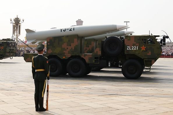 China apresenta nova geração de mísseis nucleares, drones e mais armas A China apresentou hoje (3) a sua nova geração de tecnologia bélica durante um grande desfile militar realizado na cidade de Pequim, com a presença de milhares de pessoas e vários líderes de países aliados. Entre os destaques, há mísseis balísticos intercontinentais com capacidade de transportar ogivas nucleares. desfile-miitar-em-pequim