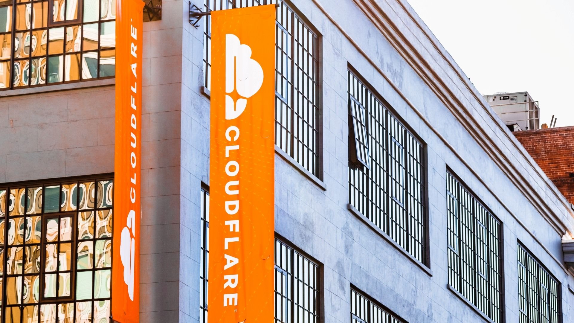 Cloudflare confirma vazamento de dados após ciberataques em massa O vazamento de dados na Salesforce ganhou mais um capítulo e vítima nas últimas horas: a Cloudflare. A empresa, conhecida pelos seus serviços de segurança, foi acometida por falhas em um chatbot da Salesforce, gerando uma cadeia de ataques em cerca de 104 tokens de seu ecossistema. cloudflare.jpg
