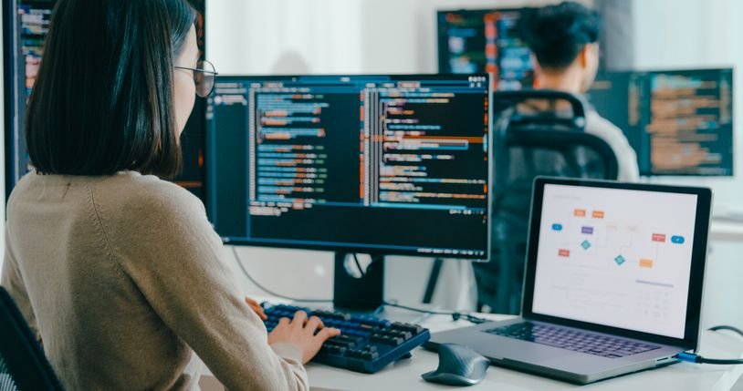 IA dificulta emprego de profissionais em início de carreira, aponta estudo Profissionais que acabaram de se formar, entre os quais os programadores, estão tendo dificuldade para ingressar no mercado de trabalho dos Estados Unidos por causa dos avanços promovidos pela inteligência artificial generativa. É o que concluiu um estudo feito pela Universidade de Stanford, divulgado no mês passado. mulher-trabalhando-como-desenvolvedora-de-software