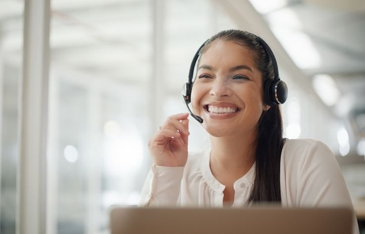 IA dificulta emprego de profissionais em início de carreira, aponta estudo Profissionais que acabaram de se formar, entre os quais os programadores, estão tendo dificuldade para ingressar no mercado de trabalho dos Estados Unidos por causa dos avanços promovidos pela inteligência artificial generativa. É o que concluiu um estudo feito pela Universidade de Stanford, divulgado no mês passado. mulher-trabalhando-em-call-center