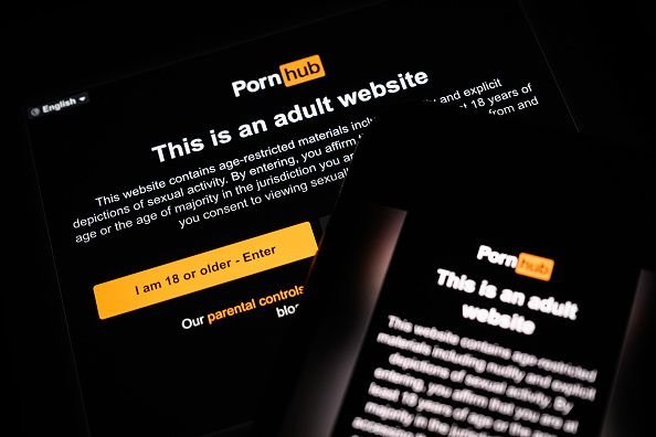 Pornhub é multado em US$ 5 milhões por negligenciar vídeos de abuso sexual infantil O site Pornhub terá que pagar multa de US$ 5 milhões à Comissão Federal de Comércio dos Estados Unidos (FTC) e ao estado de Utah, o equivalente a R$ 27,3 milhões pela cotação do dia, por deixar de tomar providências para impedir a exibição de material de abuso sexual infantil e conteúdo sexual não consensual. A sanção foi anunciada nesta quarta-feira (3). tela-de-aviso-do-site-pornhub