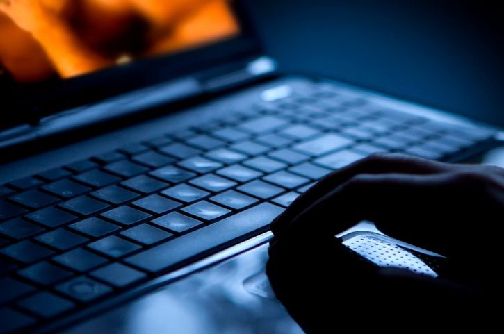 Pornhub é multado em US$ 5 milhões por negligenciar vídeos de abuso sexual infantil O site Pornhub terá que pagar multa de US$ 5 milhões à Comissão Federal de Comércio dos Estados Unidos (FTC) e ao estado de Utah, o equivalente a R$ 27,3 milhões pela cotação do dia, por deixar de tomar providências para impedir a exibição de material de abuso sexual infantil e conteúdo sexual não consensual. A sanção foi anunciada nesta quarta-feira (3). pessoa-assistindo-video-no-notebook