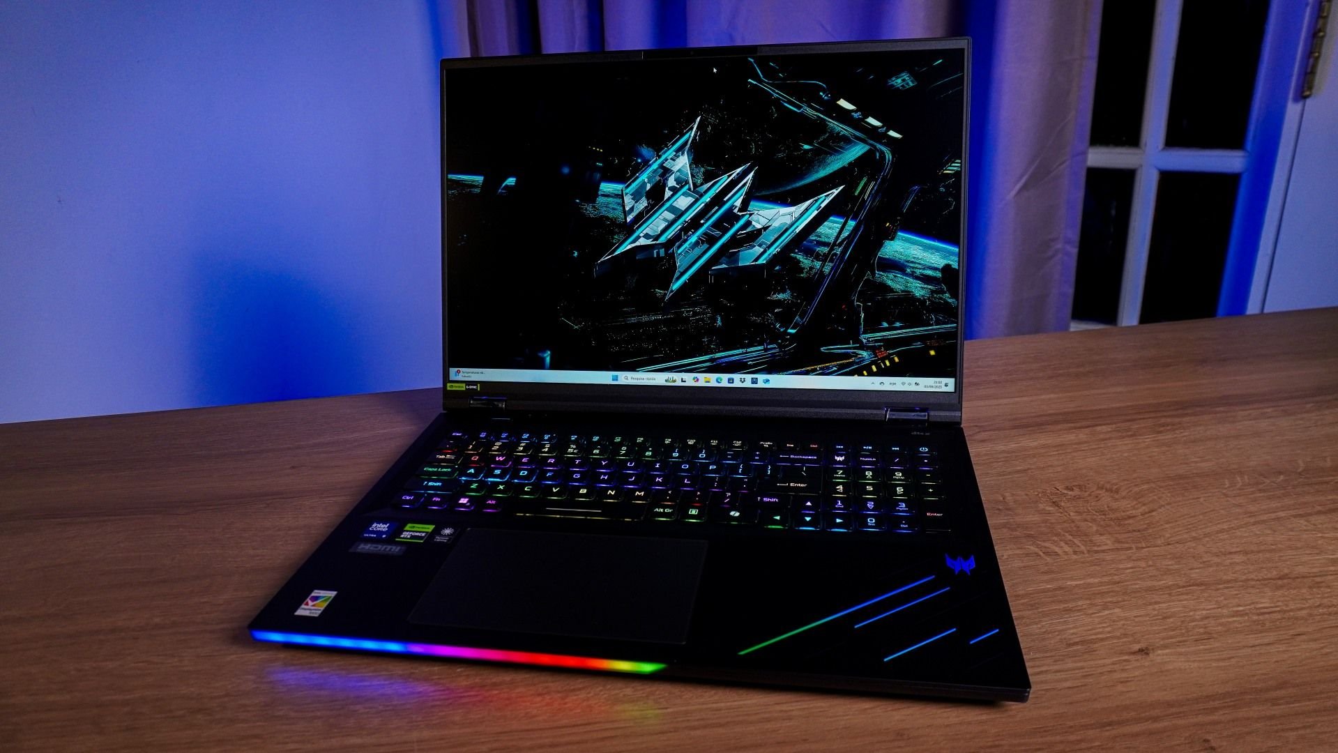 Predator Helios 18 AI com RTX 5090 tem elegância e tela incrível - Review Nos últimos anos o mercado brasileiro começou a finalmente receber notebooks com cada vez mais performance. O problema, que permanece até hoje, são os altos preços e alguns erros básicos que esses produtos gamer topo de linha cometem, e a Acer entrou na jogada para ao menos tentar reverter esse quadro com o Predator Helios 18 AI com uma RTX 5090. review-predator-helios-18-ai-corpo-1