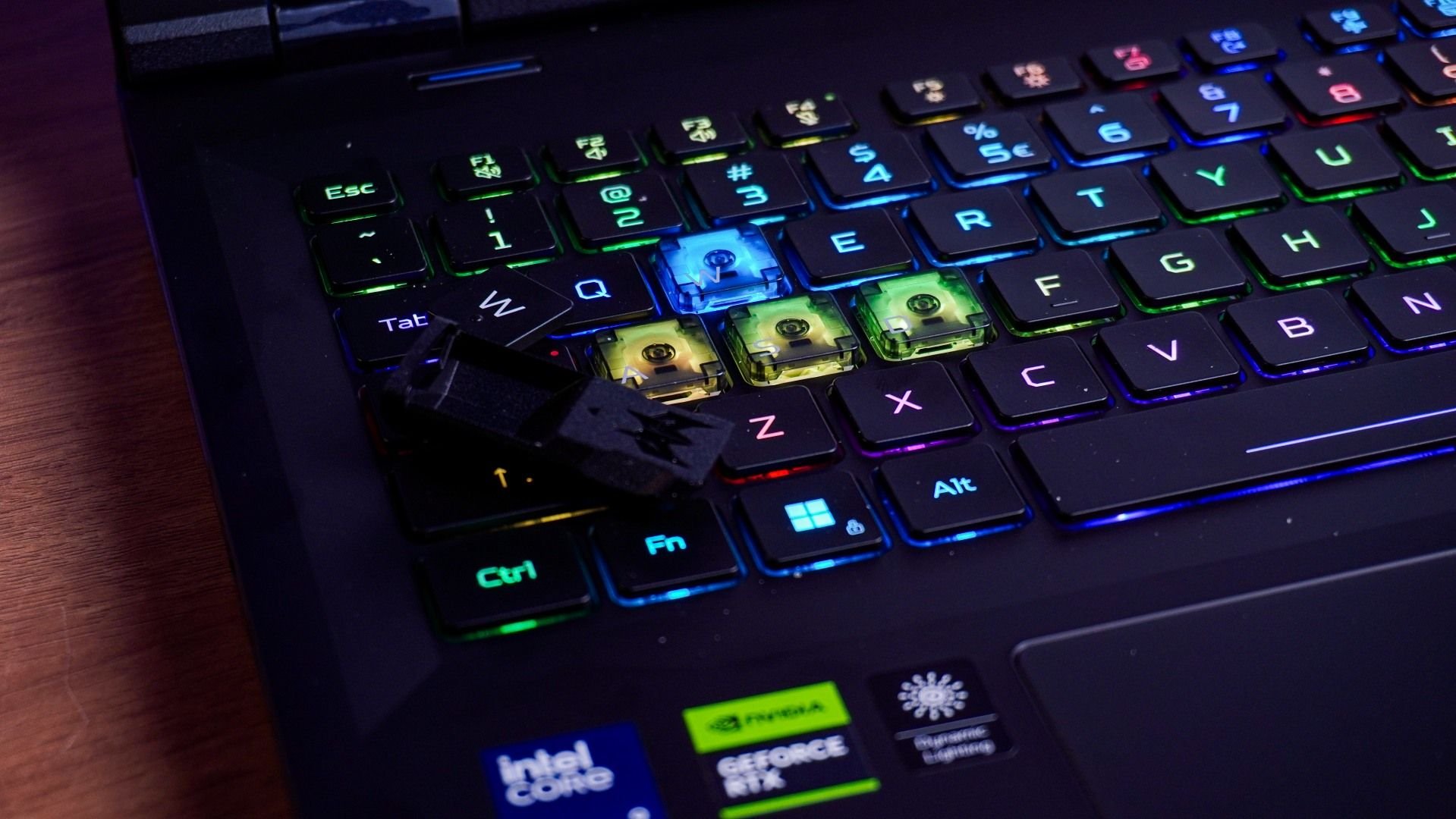 Predator Helios 18 AI com RTX 5090 tem elegância e tela incrível - Review Nos últimos anos o mercado brasileiro começou a finalmente receber notebooks com cada vez mais performance. O problema, que permanece até hoje, são os altos preços e alguns erros básicos que esses produtos gamer topo de linha cometem, e a Acer entrou na jogada para ao menos tentar reverter esse quadro com o Predator Helios 18 AI com uma RTX 5090. review-predator-helios-18-ai-keycaps