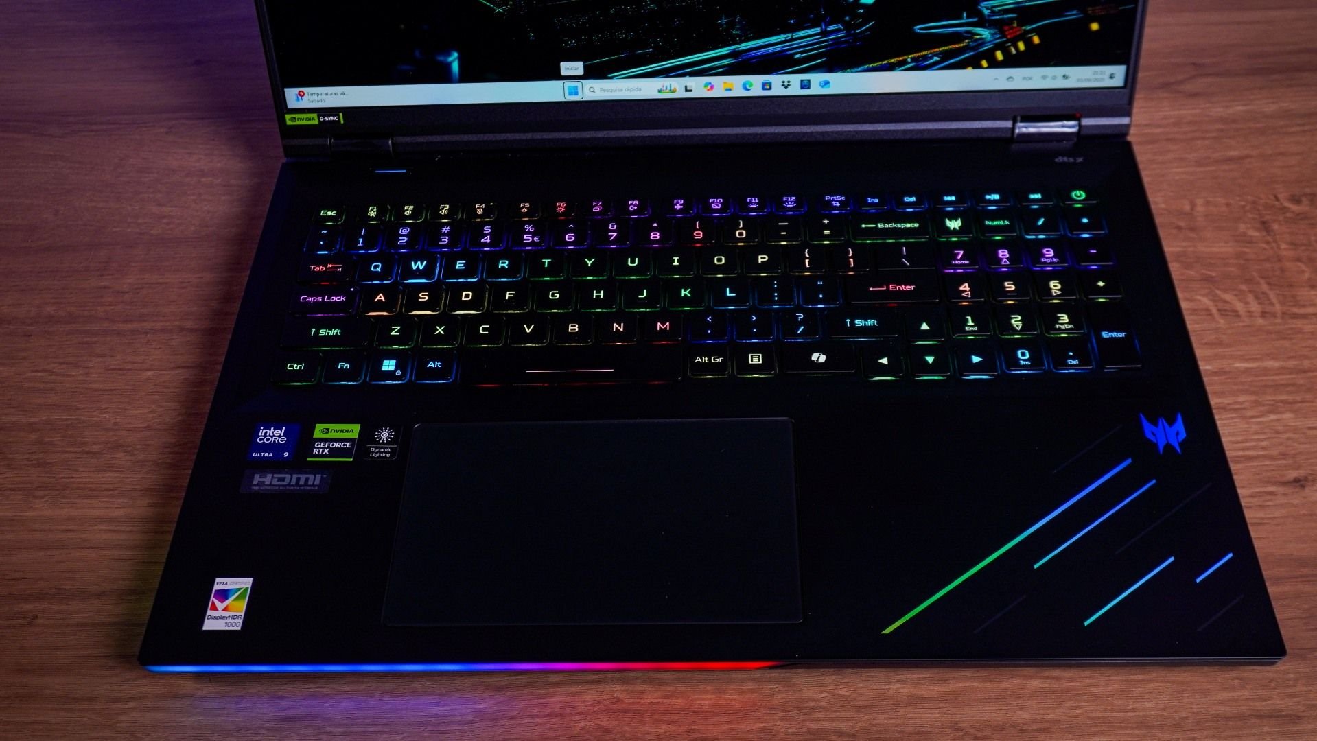 Predator Helios 18 AI com RTX 5090 tem elegância e tela incrível - Review Nos últimos anos o mercado brasileiro começou a finalmente receber notebooks com cada vez mais performance. O problema, que permanece até hoje, são os altos preços e alguns erros básicos que esses produtos gamer topo de linha cometem, e a Acer entrou na jogada para ao menos tentar reverter esse quadro com o Predator Helios 18 AI com uma RTX 5090. review-predator-helios-18-ai-teclado