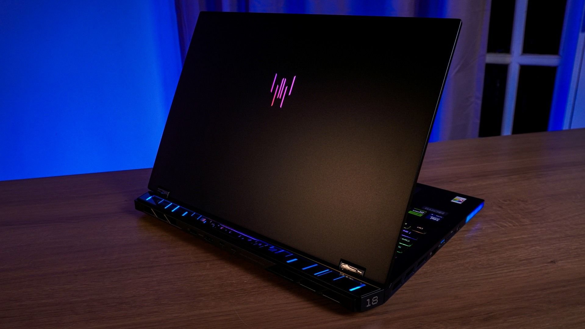 Predator Helios 18 AI com RTX 5090 tem elegância e tela incrível - Review Nos últimos anos o mercado brasileiro começou a finalmente receber notebooks com cada vez mais performance. O problema, que permanece até hoje, são os altos preços e alguns erros básicos que esses produtos gamer topo de linha cometem, e a Acer entrou na jogada para ao menos tentar reverter esse quadro com o Predator Helios 18 AI com uma RTX 5090. review-predator-helios-18-ai-corpo-2