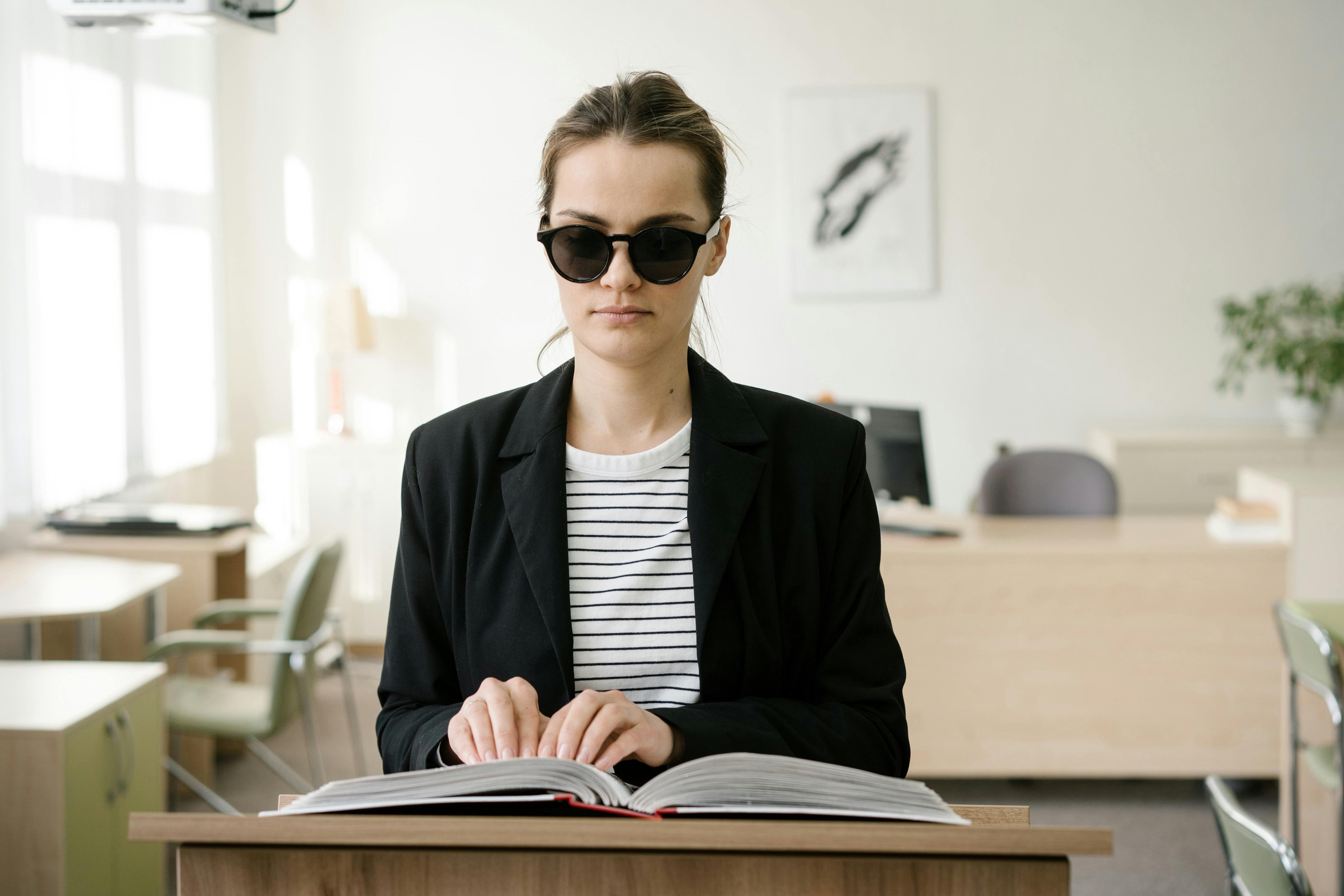 Como a Inteligência Artificial está transformando a leitura de textos no dia a dia A inteligência artificial está redefinindo a forma como consumimos texto. O avanço de ferramentas capazes de ler o conteúdo em voz alta tem facilitado o dia a dia, desde a leitura de artigos no transporte público até a execução de tarefas enquanto se absorvem informações. Como a Inteligência Artificial está transformando a leitura de textos no dia a dia