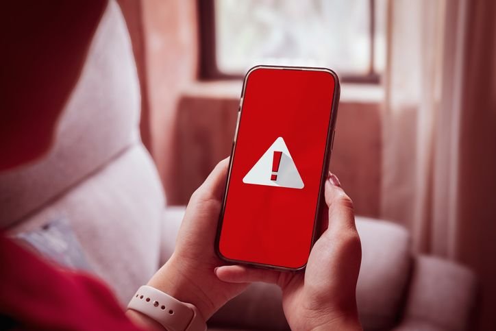 Ransomware: o que é e como se proteger de ataques Imagine ligar o computador e não conseguir abrir programas e arquivos, se deparando com uma mensagem na tela informando que seu PC foi “sequestrado” e será preciso pagar para resgatá-lo. Essa situação provavelmente envolve um ataque de ransomware. sinal-de-alerta-na-tela-do-celular