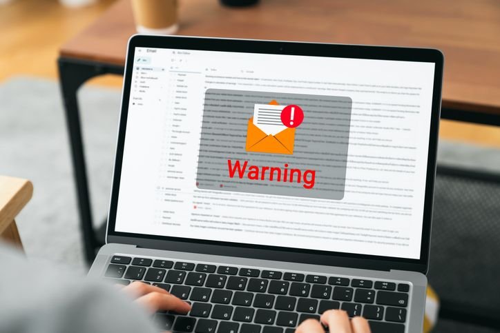 Ransomware: o que é e como se proteger de ataques Imagine ligar o computador e não conseguir abrir programas e arquivos, se deparando com uma mensagem na tela informando que seu PC foi “sequestrado” e será preciso pagar para resgatá-lo. Essa situação provavelmente envolve um ataque de ransomware. mensagem-de-alerta-na-tela-do-notebook