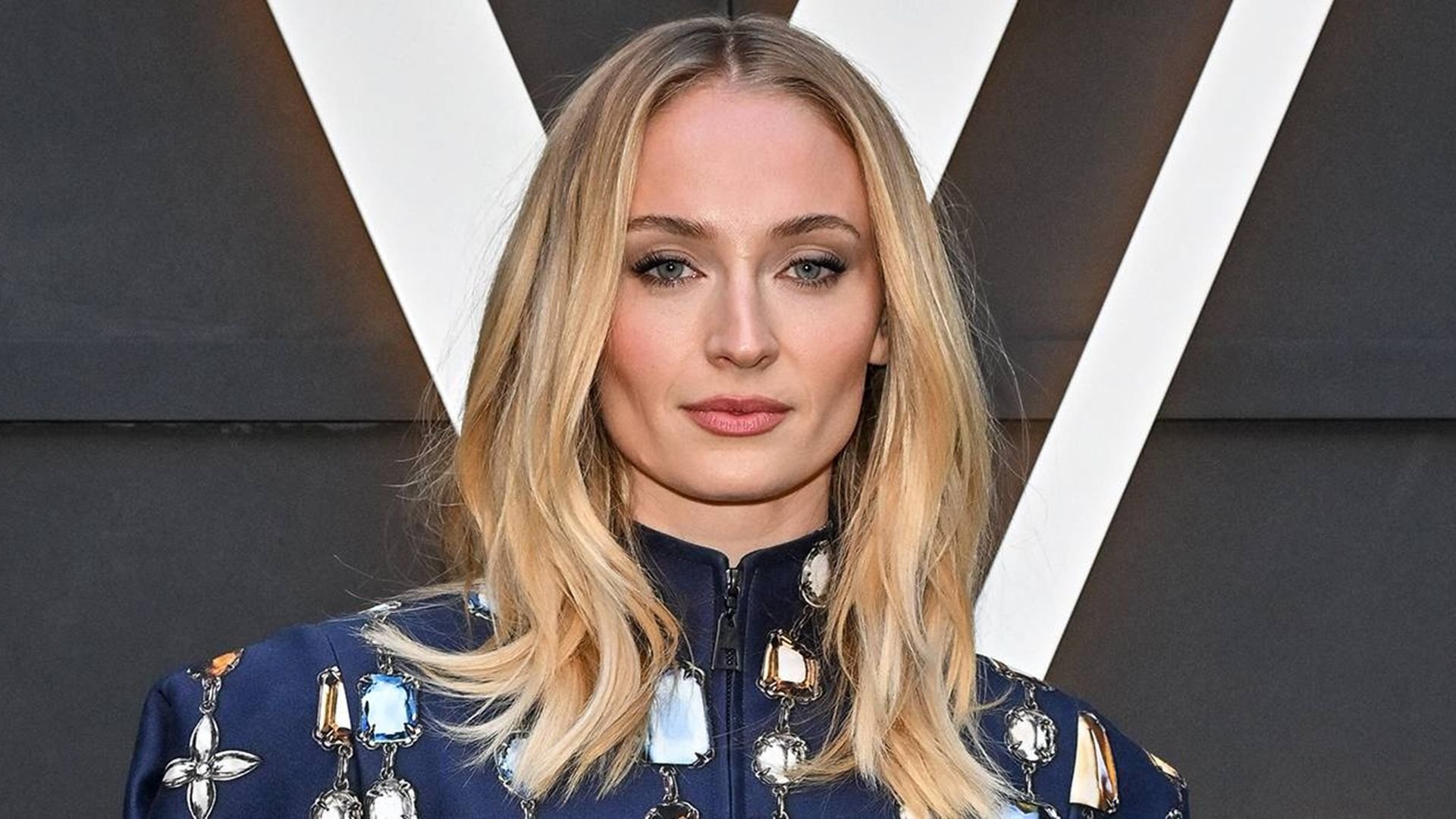 Atriz de Game of Thrones será Lara Croft na série Tomb Raider da Amazon! Confira os detalhes A Amazon confirmou que Sophie Turner, popularmente conhecida pelo seu papel de Sansa Stark em Game of Thrones, será a nova Lara Croft na série live-action de Tomb Raider. A produção será exclusiva do Prime Video e terá Phoebe Waller-Bridge, criadora de Fleabag, como responsável pelo roteiro e produção executiva. As informações foram confirmadas pelo Deadline. Atriz de Game of Thrones será Lara Croft na série Tomb Raider da Amazon! Confira os detalhes