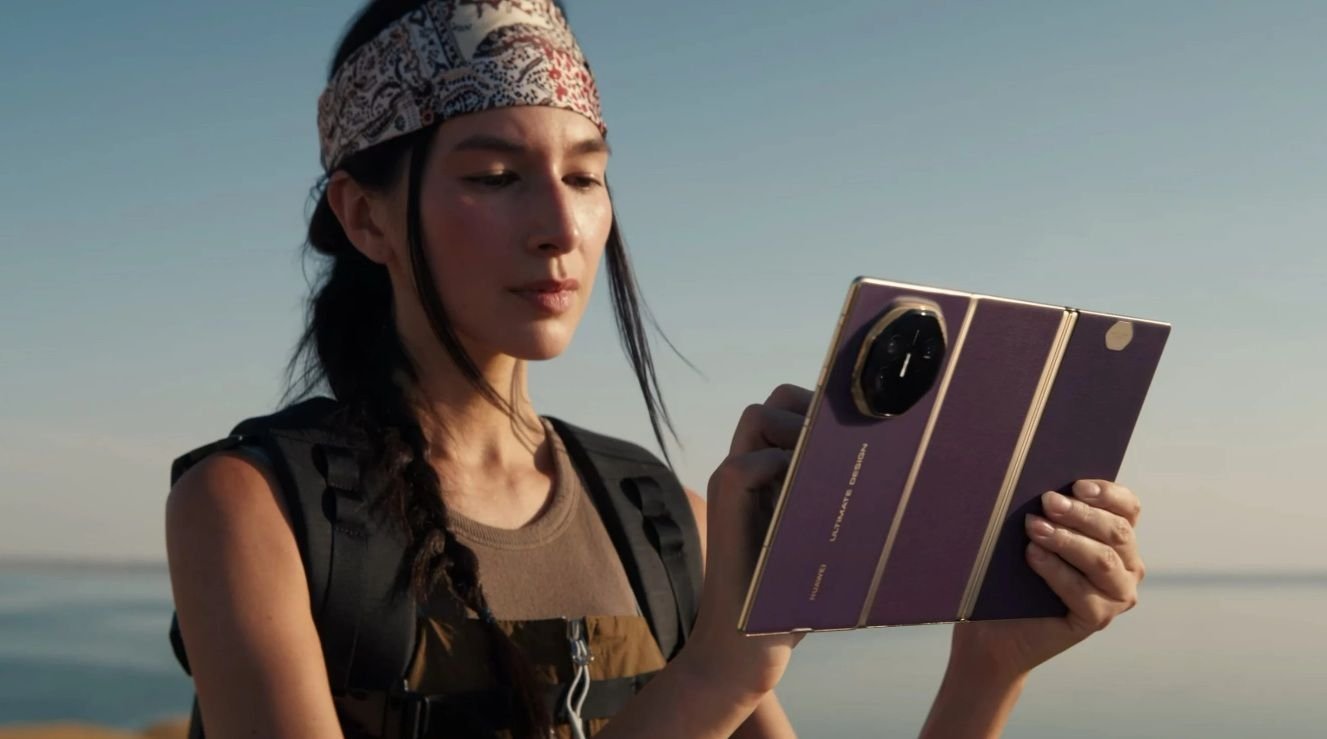 Huawei Mate XTs UItimate Design é um novo 'tri-fold' sem mudanças radicais A fabricante chinesa Huawei apresentou nesta quinta-feira (4) um novo smartphone dobrável 'tri-fold', ou seja, que tem duas dobradiças e uma tela dividida em três segmentos. O modelo é o Huawei Mate XTs Ultimate Design, que segue como uma alternativa de luxo e alta tecnologia. huawei-mate-xts-ultimate-design-dobrável-mulher-usando-celular-aberto