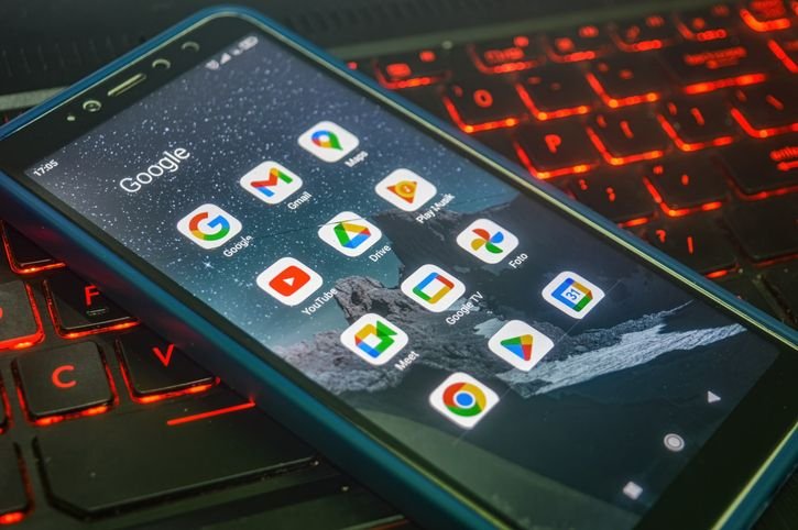 Google terá que pagar US$ 425 milhões em ação sobre coleta de dados sem autorização A justiça dos Estados Unidos condenou o Google a pagar US$ 425 milhões por violação de privacidade ao coletar dados de usuários mesmo após a desativação de um recurso de rastreamento, conforme decisão publicada na quarta-feira (3). O montante equivale a R$ 2,3 bilhões pela cotação do dia. apps-do-google-na-tela-do-celular