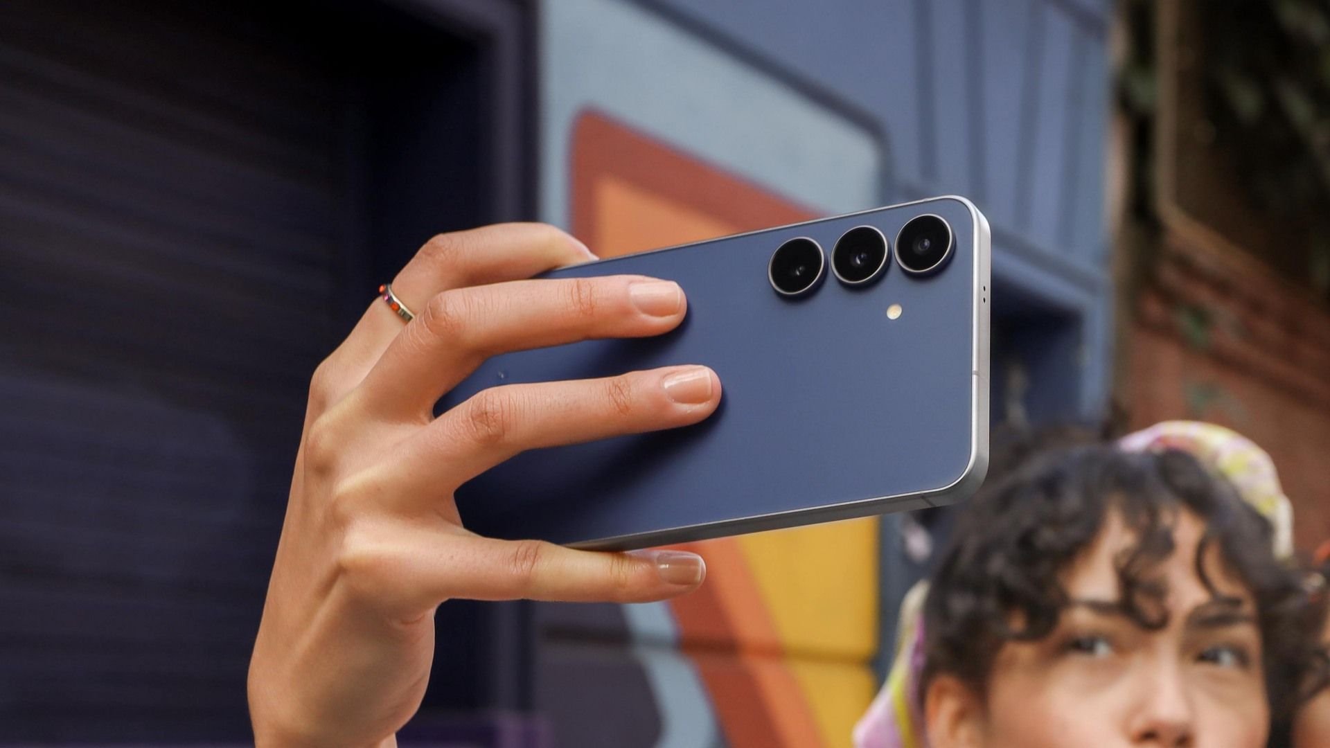 Galaxy S25 FE vs Galaxy S24 FE: o que muda entre os smartphones? Após alguns meses de muitos vazamentos e espera, a Samsung finalmente anunciou o novo Galaxy S25 FE. O celular, que faz parte da clássica linha Fan Edition, traz um design similar ao da linha do S25 padrão e especificações mais simples, afinal de contas esse é um aparelho mais pautado no segmento intermediário. comparativo-galaxy-s25-fe-e-galaxy-s24-fe-cameras