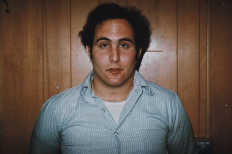 David Berkowitz: quem é o psicopata que inspirou série da Netflix Poucos nomes ficaram tão gravados na história do crime norte-americano quanto o de David Berkowitz, mais conhecido como “Filho de Sam”. Seus assassinatos em série nos anos 1970 aterrorizam Nova York até hoje e se tornaram objeto de estudos, livros, filmes e documentários. david-berkowitz-1.jpg