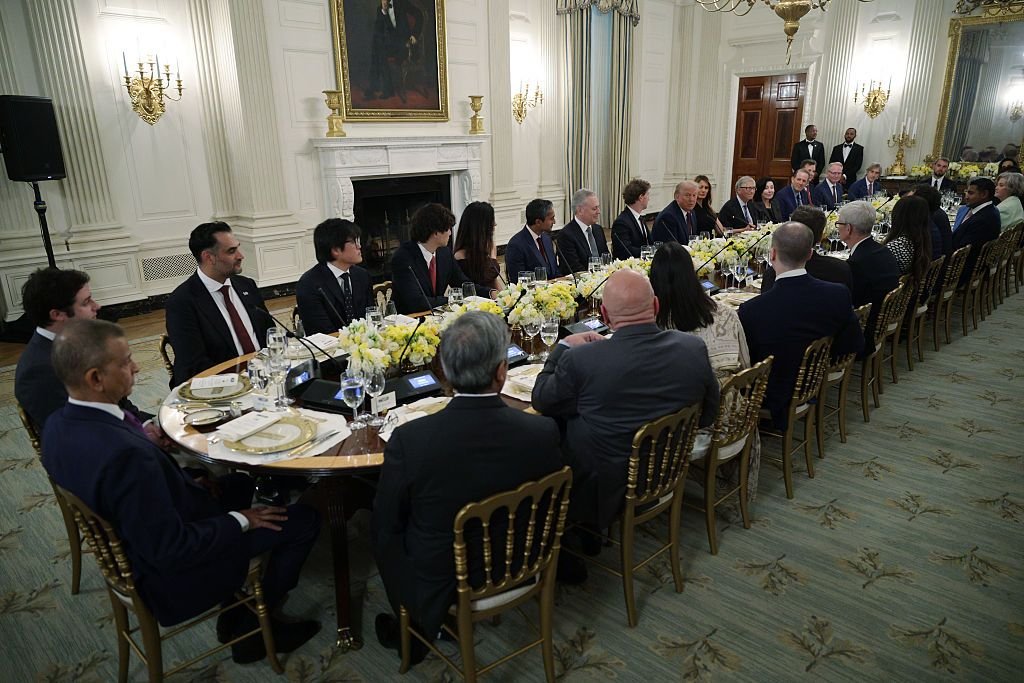 Trump reúne Zuckerberg, Bill Gates, Tim Cook e outros executivos em jantar na Casa Branca O presidente dos Estados Unidos, Donald Trump, reuniu diversos executivos de peso do mercado da tecnologia em um jantar na Casa Branca nesta quinta-feira (4). O evento contou com investidores e atuais CEOs das chamadas Big Tech, envolvendo várias promessas de investimento no país. jantar-big-tech-casa-branca-ceos-tecnologia-donald-trump