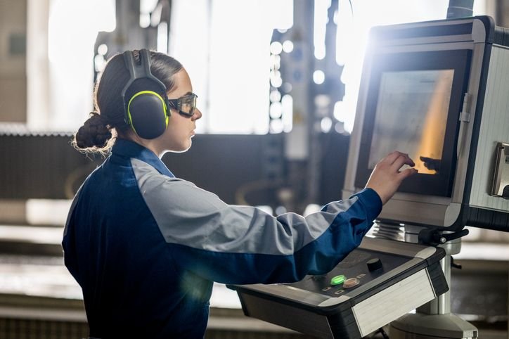 engenheira-mecanica-olhando-para-o-computador