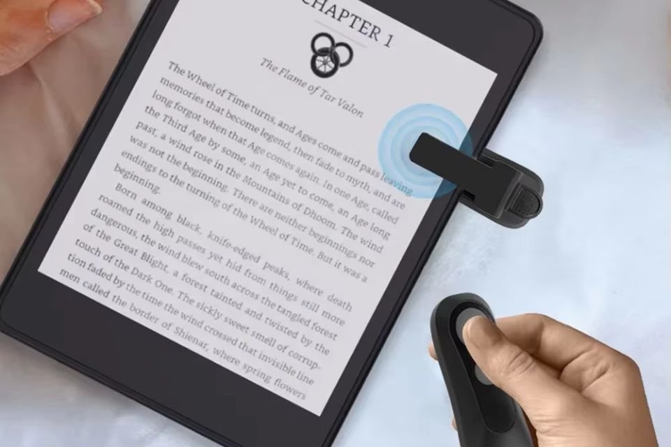 Controle para Kindle: confira 3 opções em promoção para seu e-reader A leitura digital conquistou espaço com a popularidade dos e-books e dos e-readers, que oferecem praticidade e acesso a milhares de títulos em um único dispositivo. Além disso, esses aparelhos permitem que os leitores carreguem sua biblioteca para qualquer lugar, sem abrir mão da experiência confortável de leitura. controle-remoto-para-kindle.jpg