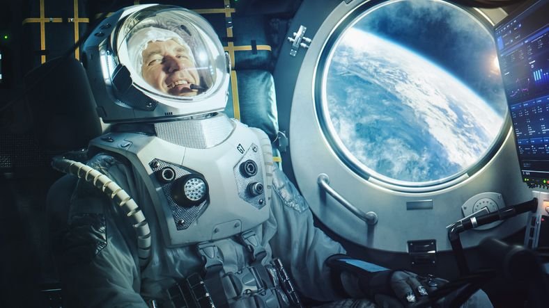 Idosa perde dinheiro ao cair em golpe online aplicado por falso astronauta Acreditando que ajudava um astronauta em apuros no espaço, uma idosa japonesa acabou perdendo cerca de 1 milhão de ienes, o equivalente a pouco mais de R$ 36 mil pela cotação do dia, ao fazer transferências para o golpista que conheceu na internet. Eles se relacionavam online desde julho. astronauta-no-interior-de-nave-espacial