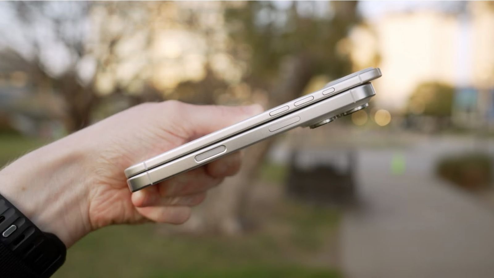 Este é o iPhone 17 que será lançado nesta semana Faltam menos de 24 horas para o anúncio oficial da linha iPhone 17 e mais rumores sobre esses vindouros smartphones surgiram na internet. O canal do YouTube “AppleTrack” compilou algumas especulações a respeito desses aguardados celulares, incluindo informações sobre a tela e bateria. iphone-17-air-espessura