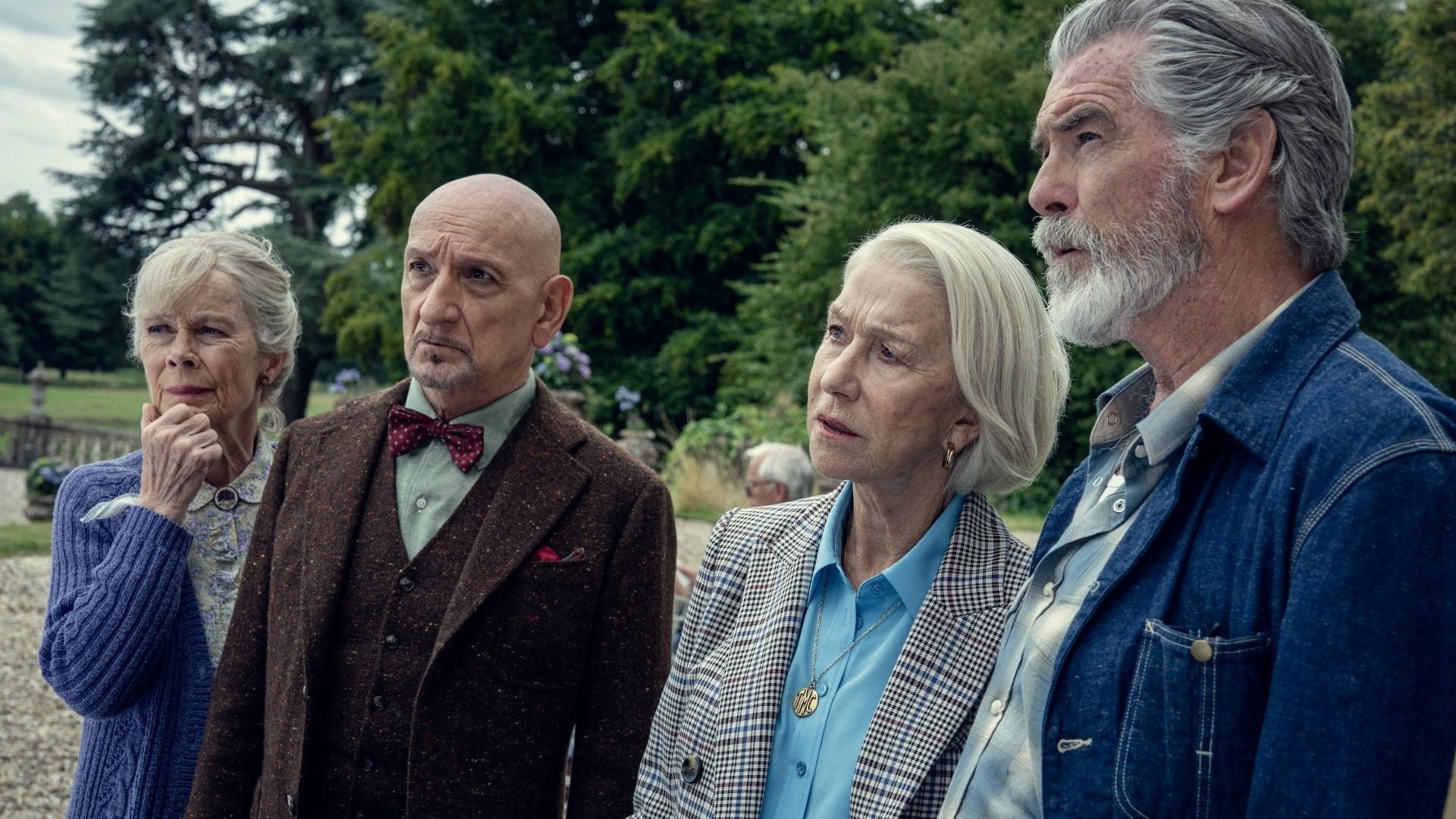 Elenco de O Clube do Crime das Quintas-Feiras, incluindo Helen Mirren e Pierce Brosnan, discutindo um caso.