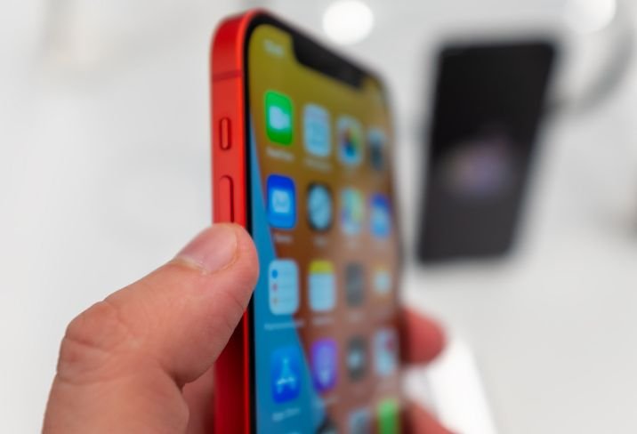 App Store gerou renda de R$ 63,8 bilhões para desenvolvedores brasileiros em 2024 A App Store gerou um total de R$ 63,8 bilhões em renda para desenvolvedores no Brasil ao longo de 2024, de acordo com estudo feito pela professora da Fundação Getúlio Vargas (FGV), Sílvia Fagá de Almeida, divulgado na última semana. A quantia é resultado de cobranças e vendas realizadas por meio da loja de aplicativos. pessoa-segurando-um-iphone