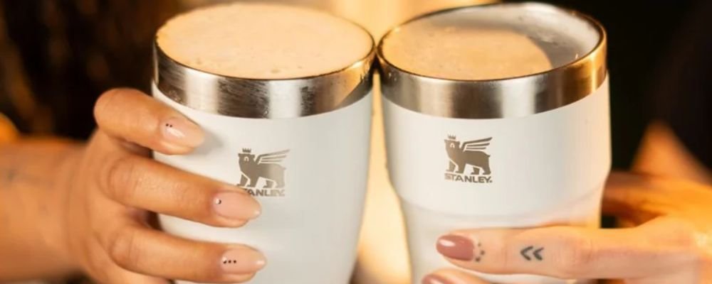 Copos Stanley da linha Happy Hour com 30% OFF com cupom no site oficial; aproveite
