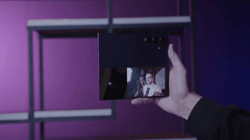 Homem caucasiano usando a câmera traseira do Samsung Galaxy Fold 7 para tirar uma selfie