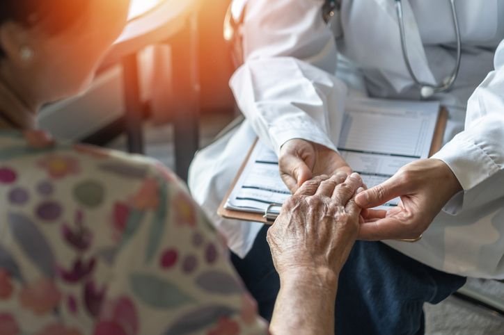 Harvard desenvolve IA que sugere tratamentos para Parkinson e doenças raras Pesquisadores da Harvard Medical School (HMS), nos Estados Unidos, desenvolveram um novo modelo de inteligência artificial capaz de identificar combinações precisas de genes e medicamentos que podem reverter estados de doenças nas células, recomendando terapias para diversas condições. A tecnologia teve os detalhes divulgados na terça-feira (9). medico-segurando-a-mao-de-uma-mulher-idosa