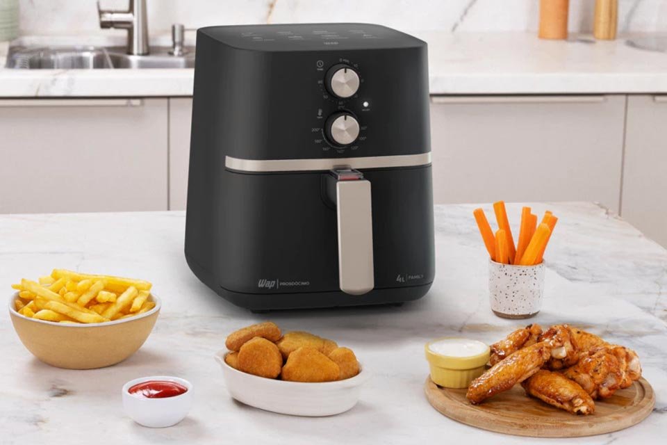 Os mais vendidos do 9.9 da Shopee com até 79% OFF; confira Air Fryer, Smart TV e mais O 9.9 da Shopee já passou, mas ainda é possível encontrar os itens mais vendidos da ação com valores reduzidos. A plataforma reuniu uma seleção especial com produtos que se destacaram entre os mais procurados do evento, agora disponíveis na Ressaca 9.9 da Shopee. Fritadeira-Air-Fryer-WAP-Family-960x640.jpg