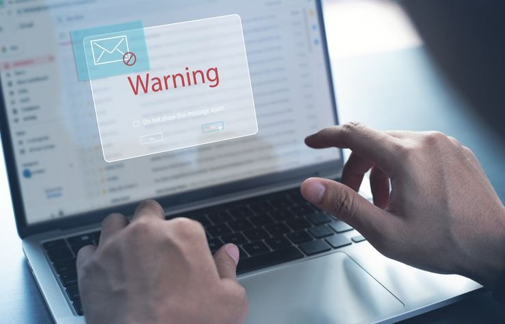 Investimentos em spyware comercial disparam nos EUA, aponta estudo Os Estados Unidos foram o país que mais investiu em empresas de desenvolvimento e venda de spyware comercial durante o ano de 2024, mesmo diante das preocupações com a privacidade e os abusos de direitos humanos. É o que aponta um levantamento realizado pelo Atlantic Council, divulgado nesta quarta-feira (10). alerta-de-mensagem-suspeita-na-tela-do-notebook
