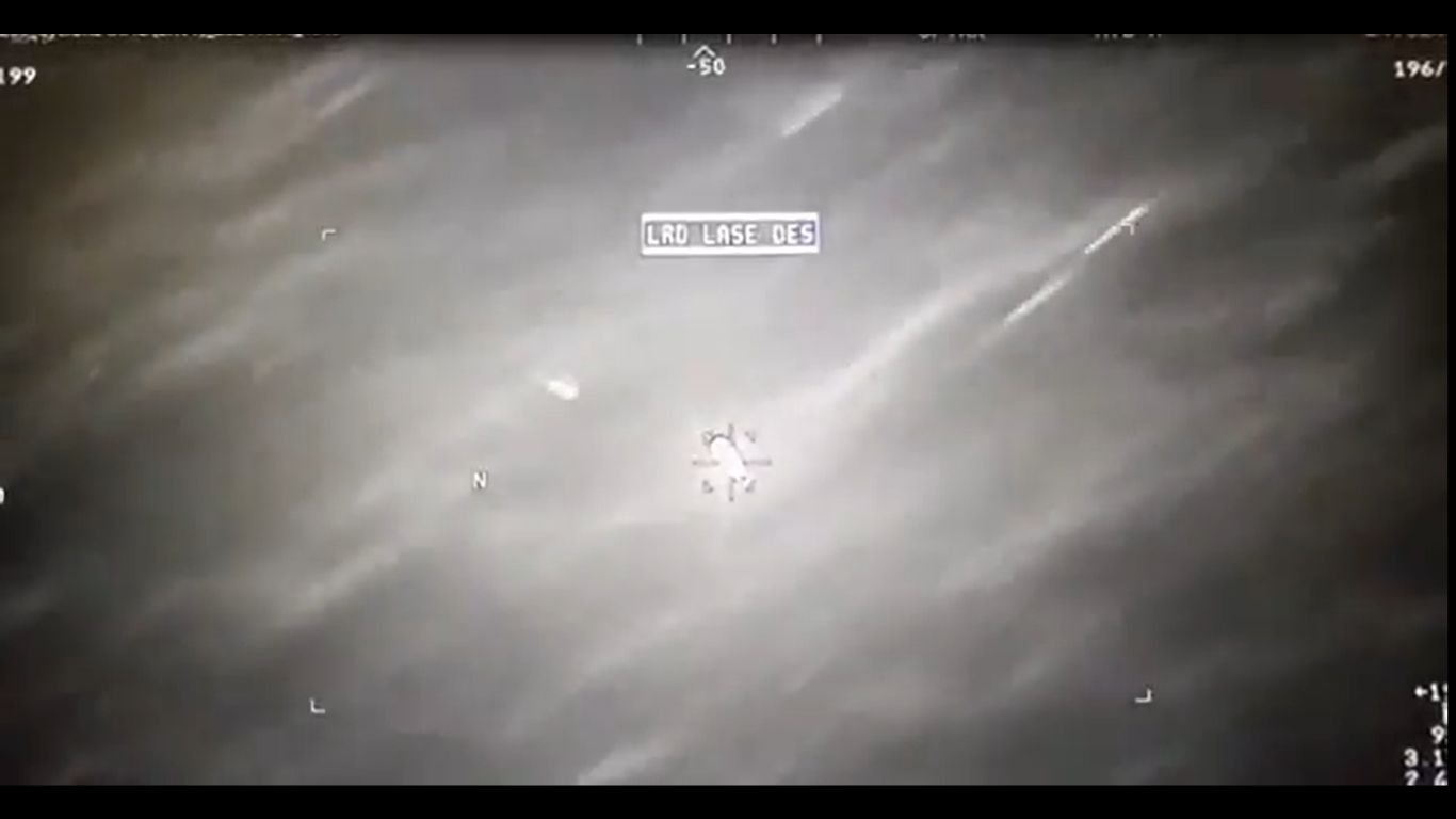 EUA divulgam imagens de OVNI atingido por míssil e resistindo ao ataque Imagens inéditas de um Objeto Voador Não Identificado (OVNI) atingido por um míssil e continuando a voar, resistindo ao ataque, foram exibidas durante uma nova audiência no Congresso dos Estados Unidos na terça-feira (9). O caso teria acontecido no dia 30 de outubro do ano passado, no Iêmen. missil-disparado-em-direcao-ao-ovni