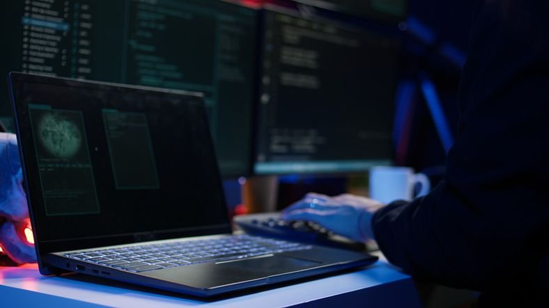 Um dos maiores ataques DDoS da história atingiu empresa de cibersegurança Uma empresa especializada em mitigar ataques de negação de serviço distribuído (DDoS) foi alvo de um dos maiores ataques do tipo já registrados. Conforme relatou a FastNetMon na terça-feira (9), a campanha maliciosa atingiu pico de 1,5 bilhão de pacotes por segundo (Bpps). hacker-usando-notebook