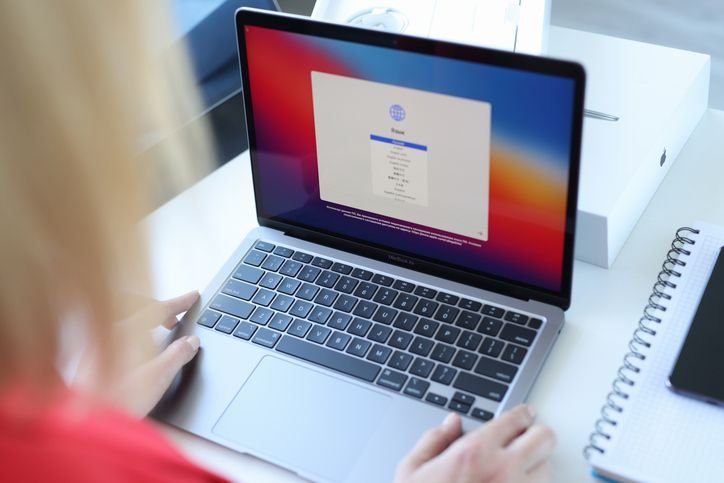 Malware infectou Macs durante 4 anos sem ser descoberto pela Apple Desenvolvido em 2021, o malware ChillyHell pode ter infectado Macs sem ser detectado ao longo de quatro anos, de acordo com pesquisadores da empresa de segurança cibernética Jamf. Uma nova amostra do agente malicioso foi identificada em maio, indicando que ele está ativo e evoluindo. apple-macbook-air