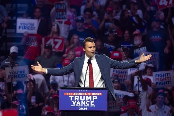 Redes sociais falham em moderar vídeos da morte de Charlie Kirk Vídeos mostrando o momento em que o ativista de direita Charlie Kirk foi baleado durante um comício nos Estados Unidos, na quarta-feira (10), acumulam milhões de visualizações nas redes sociais. As imagens são facilmente encontradas no X, principalmente, mas também se espalharam pelo Instagram, Bluesky, YouTube e outras plataformas. charlie-kirk-em-comicio-de-trump