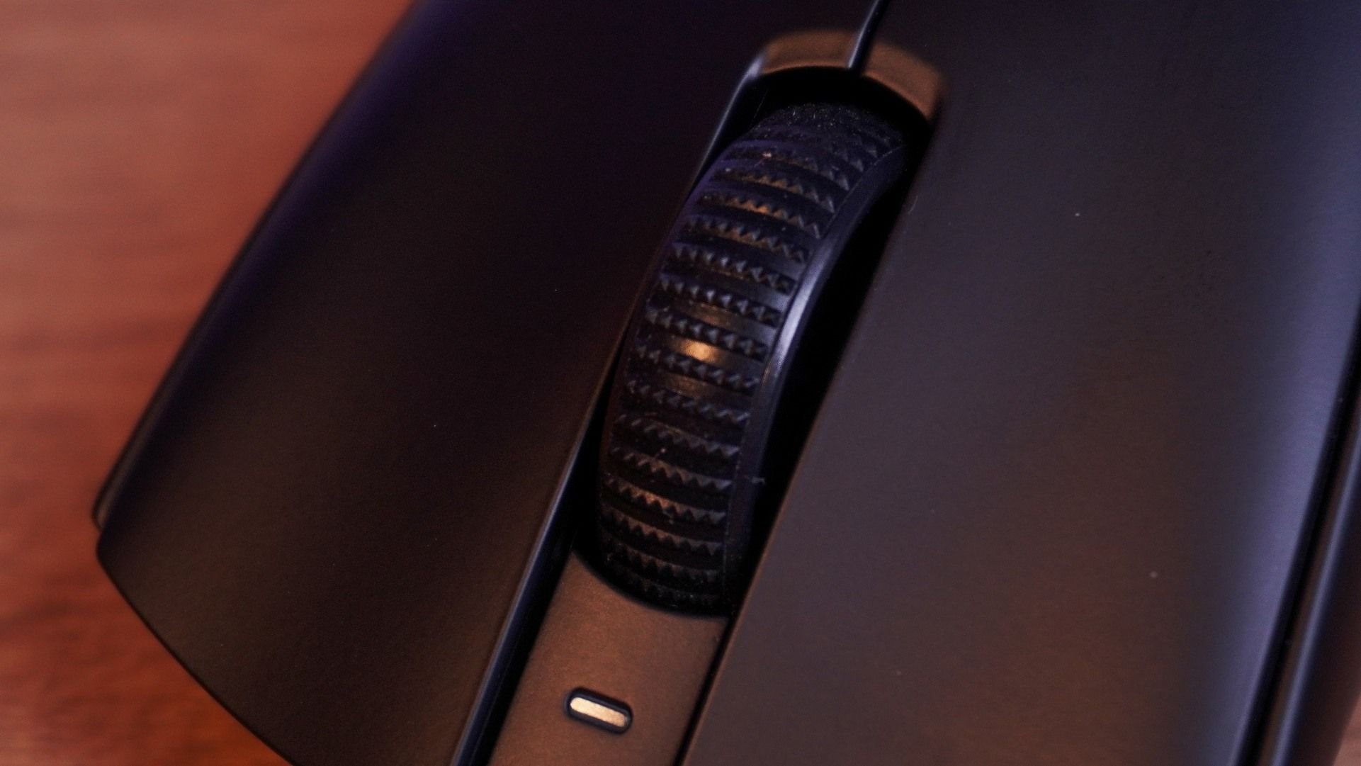 Review: Razer DeathAdder V4 Pro é leve, veloz e inviável O mundo dos periféricos, em especial o dos mouses, é engraçado. Há aqueles modelos super baratos e horríveis, os de entrada usáveis, aqueles intermediários maneiros, e os incrivelmente caros que poucas pessoas compram. Novamente, eu testei um super caro: o Razer DeathAdder V4 Pro. razer-deathadder-v4-pro-scroll