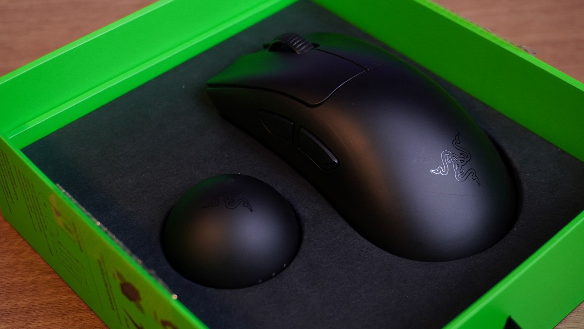 Review: Razer DeathAdder V4 Pro é leve, veloz e inviável O mundo dos periféricos, em especial o dos mouses, é engraçado. Há aqueles modelos super baratos e horríveis, os de entrada usáveis, aqueles intermediários maneiros, e os incrivelmente caros que poucas pessoas compram. Novamente, eu testei um super caro: o Razer DeathAdder V4 Pro. razer-deathadder-v4-pro-caixa