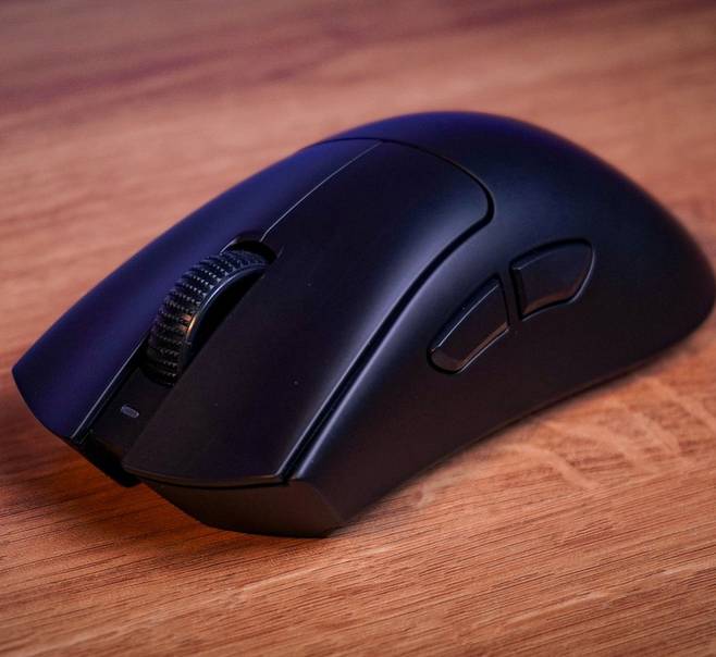 Imagem de Review: Razer DeathAdder V4 Pro é leve, veloz e inviável
