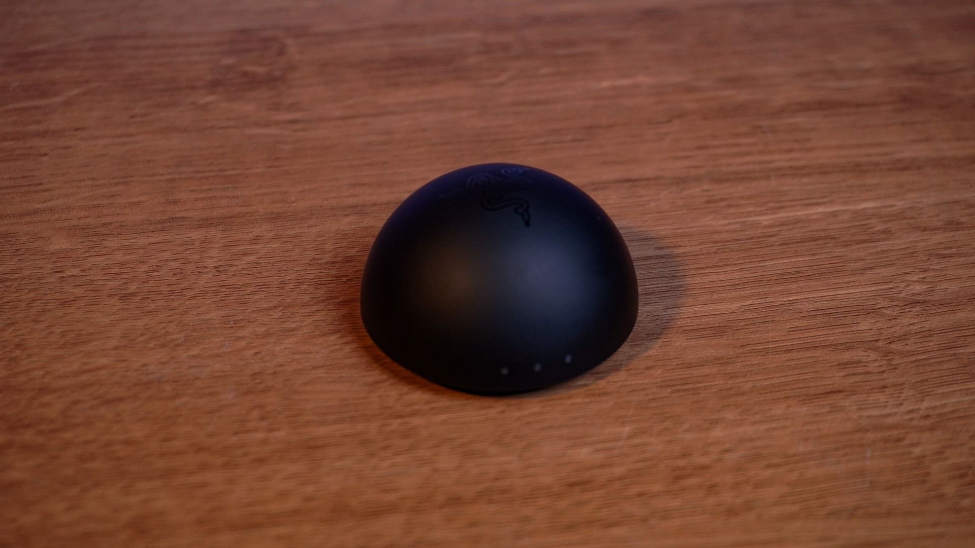 Review: Razer DeathAdder V4 Pro é leve, veloz e inviável O mundo dos periféricos, em especial o dos mouses, é engraçado. Há aqueles modelos super baratos e horríveis, os de entrada usáveis, aqueles intermediários maneiros, e os incrivelmente caros que poucas pessoas compram. Novamente, eu testei um super caro: o Razer DeathAdder V4 Pro. razer-deathadder-v4-pro-dongle