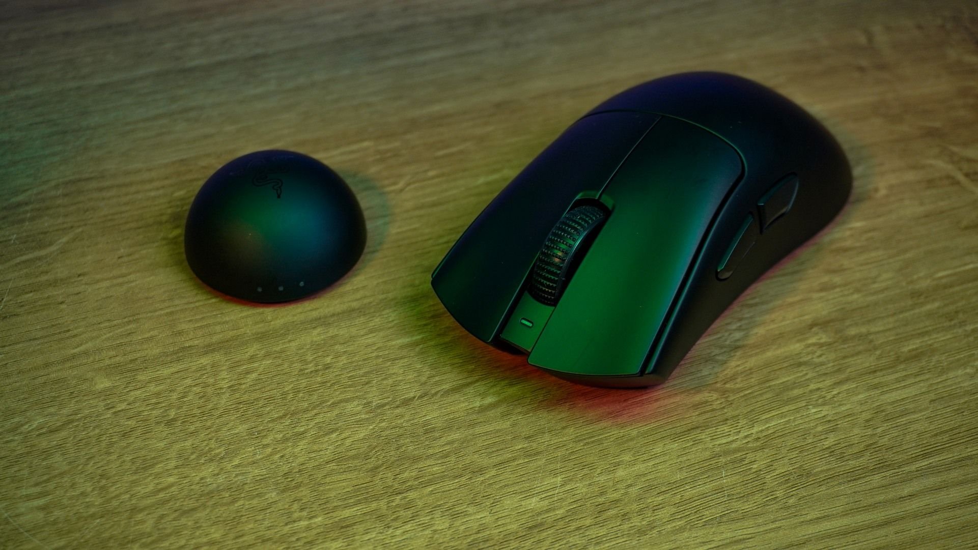 Review: Razer DeathAdder V4 Pro é leve, veloz e inviável O mundo dos periféricos, em especial o dos mouses, é engraçado. Há aqueles modelos super baratos e horríveis, os de entrada usáveis, aqueles intermediários maneiros, e os incrivelmente caros que poucas pessoas compram. Novamente, eu testei um super caro: o Razer DeathAdder V4 Pro. razer-deathadder-v4-pro-mouse-com-dongle