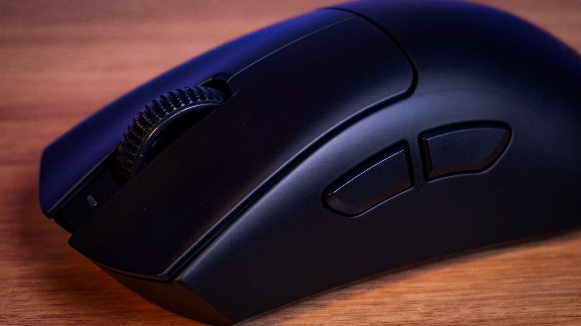 Review: Razer DeathAdder V4 Pro é leve, veloz e inviável O mundo dos periféricos, em especial o dos mouses, é engraçado. Há aqueles modelos super baratos e horríveis, os de entrada usáveis, aqueles intermediários maneiros, e os incrivelmente caros que poucas pessoas compram. Novamente, eu testei um super caro: o Razer DeathAdder V4 Pro. razer-deathadder-v4-pro-botoes-laterais