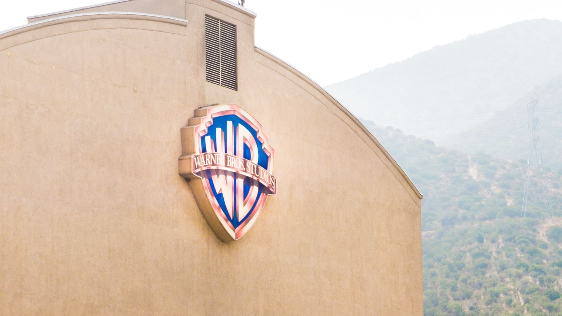 Fusão de gigantes: Paramount pode comprar a Warner Bros. em breve, diz jornal