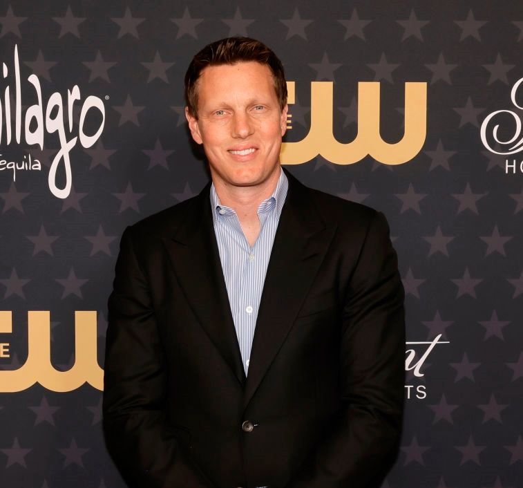 Fusão de gigantes: Paramount pode comprar a Warner Bros. em breve, diz jornal A Skydance Paramount, configuração atual do tradicional estúdio de cinema dos Estados Unidos, estaria interessada em adquirir outra empresa de grande porte do entretenimento. De acordo com uma reportagem do The Wall Street Journal, o conglomerado estaria considerando uma oferta para comprar nada menos que a Warner Bros. festa-david-ellison