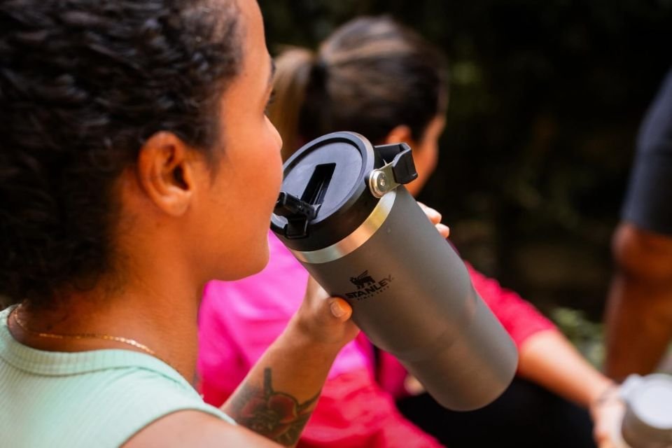 Stanley traz Tumbler Térmico com R$100 OFF no site oficial; aproveite o cupom Os copos e garrafas Stanley são conhecidos pela durabilidade e pelo design robusto, ideais para quem gosta de praticidade no dia a dia ou em aventuras ao ar livre. A marca se consolidou como sinônimo de qualidade, trazendo soluções que mantêm bebidas quentes ou geladas por longos períodos. Tumbler-Stanley-Flip-Straw-preto.jpg
