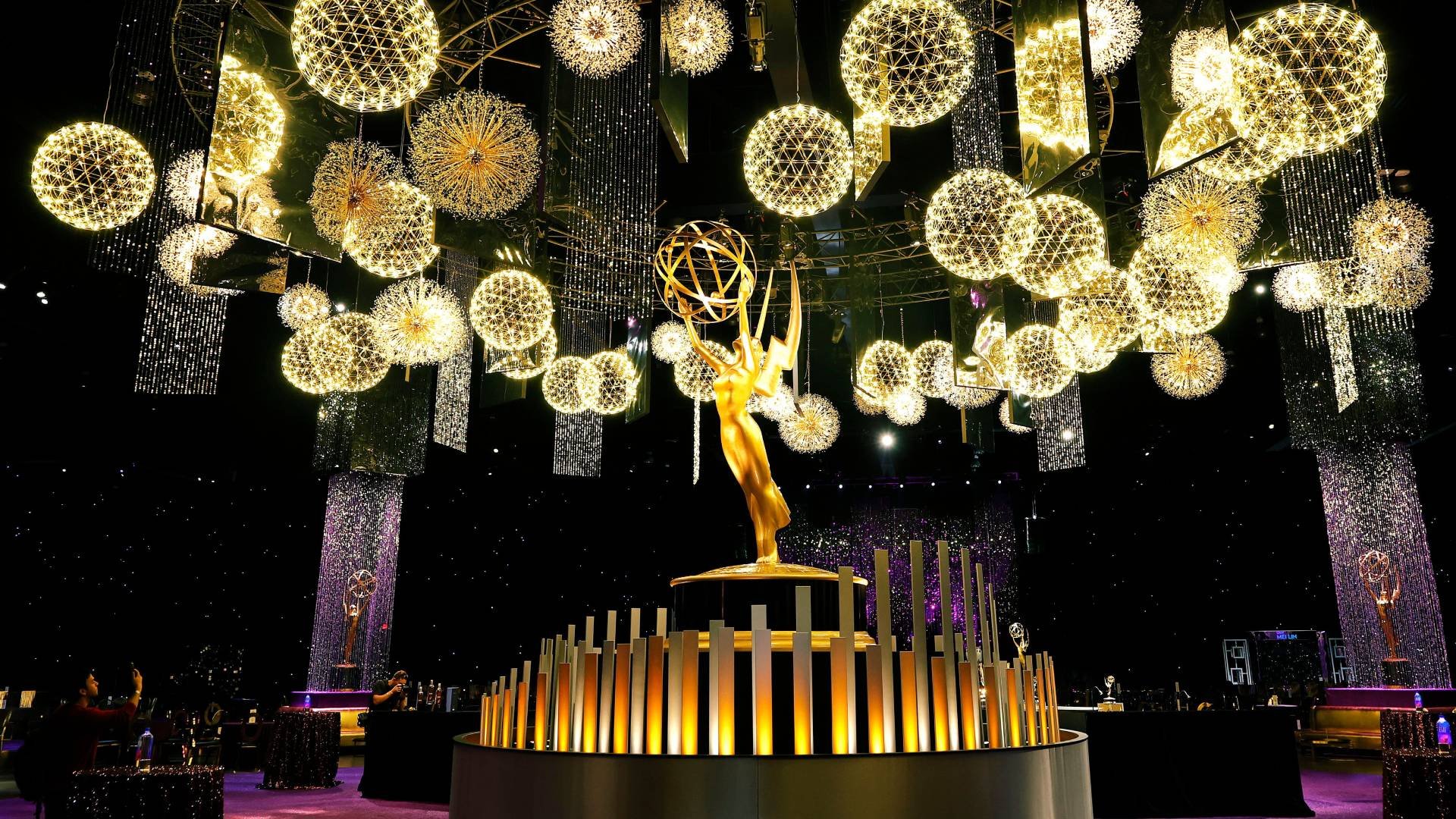 Onde assistir ao Emmy 2025? Veja horário e indicados da premiação O Emmy Awards 2025, maior premiação da televisão norte-americana, acontece neste domingo, 14 de setembro, diretamente do Peacock Theater, em Los Angeles. A cerimônia, que chega à sua 77ª edição, será apresentada pelo comediante Nate Bargatze e promete reunir os maiores nomes da TV mundial. emmy-awards-assistir.jpg