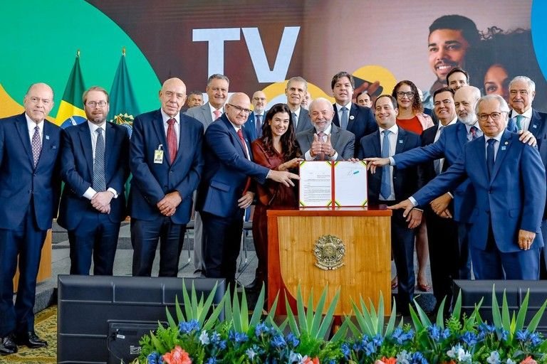 Streaming na TV aberta? Descubra o que muda com a TV 3.0 Imagine que você está assistindo a uma novela em casa, pela televisão. De repente, você olha para a jaqueta de uma atriz e pensa: “Achei ela bonita. Onde será que é vendida?”. Enquanto pensava nisso, você acabou não prestando atenção em um diálogo e tenta voltar para ouvir novamente o que foi dito. Quer assistir mais tarde? Isso também será possível, já que esse conteúdo poderá ser salvo para ser assistido depois na TV. 071c90b9-bddf-454d-8370-a960ce732a6a.jpeg