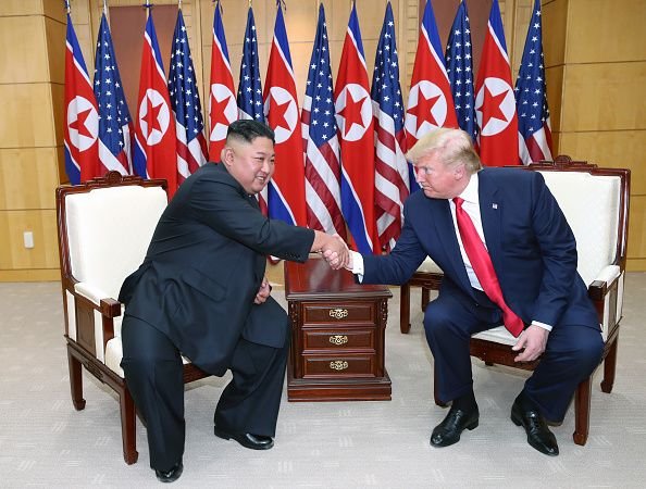 Coreia do Norte avisa aos EUA que status de potência nuclear é ‘irreversível’ A Coreia do Norte afirmou que seu status de potência nuclear é permanente e “irreversível”, anunciando que resistirá a qualquer tentativa de pressão dos Estados Unidos e outros países para que deixe de investir em armas do tipo. O aviso foi divulgado pela agência estatal KCNA, nesta segunda-feira (15). kim-jong-un-apertando-a-mao-de-donald-trump