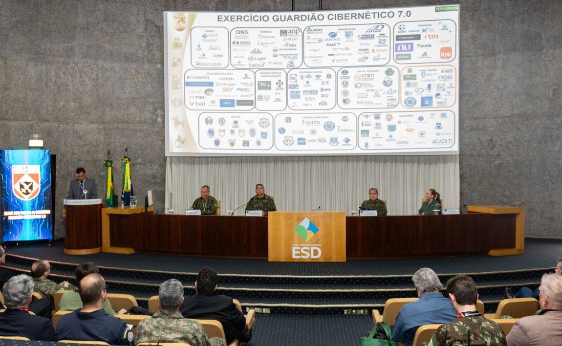 Exército do Brasil realiza treinamento contra cibercriminosos Começou na segunda-feira (15) o Exercício Guardião Cibernético 7.0 (EGC 7.0), sétima edição do treinamento de defesa cibernética considerado o maior do tipo no hemisfério Sul. As atividades acontecem na Escola Superior de Defesa (ESD), em Brasília (DF), e no Comando Militar Norte (CMN), em Belém (PA). abertura-do-exercicio-guardiao-cibernetcio-7